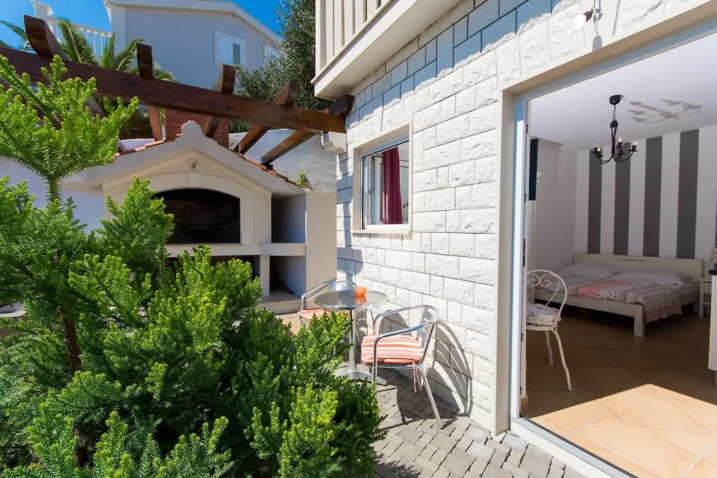 Apartments Wisibada Trogir 0*,