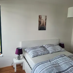 https://new-apartment-in-karlin-praha-8-close-to-center.praguehotelsweb.com